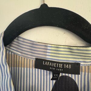 Artsy blouse in cotton with light stripes and graffitti